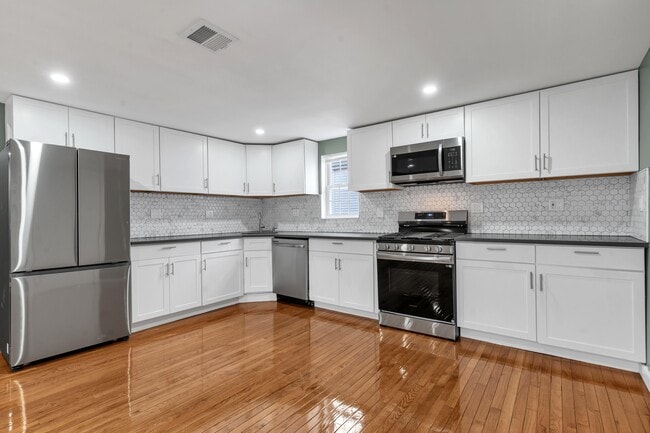 Building Photo - 11 Brett St