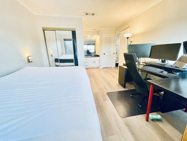 Building Photo - 8888 Tallwood Dr