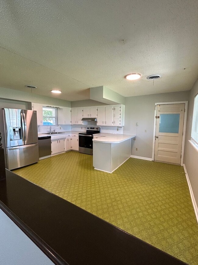 Building Photo - 3-bedroom, 1.5-bath in the MacArthur Schoo...