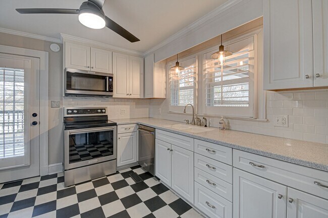 Building Photo - Washington Park 3BR 2Bth Home - available now for both short or long term lease