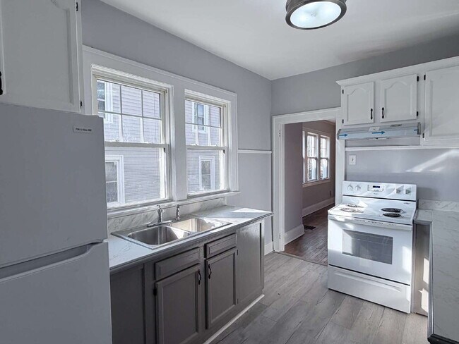 Building Photo - Rare Downtown Asheville Rental: 3BR/2BA House with Huge Yard & City Convenience- Dogs allowed!