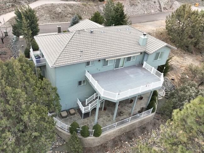 Building Photo - Incredible Home with Lake Views!