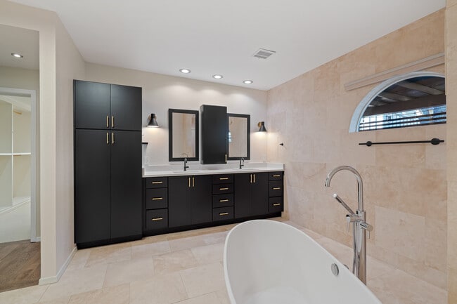 Building Photo - 2882 S Palmer Dr