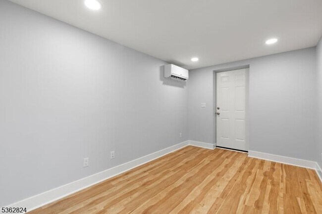 Building Photo - 44 Linden St