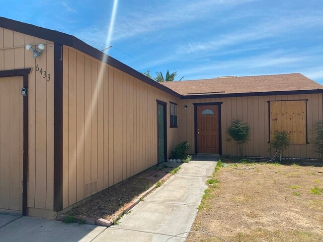 Building Photo - Single story 2 bedroom home.