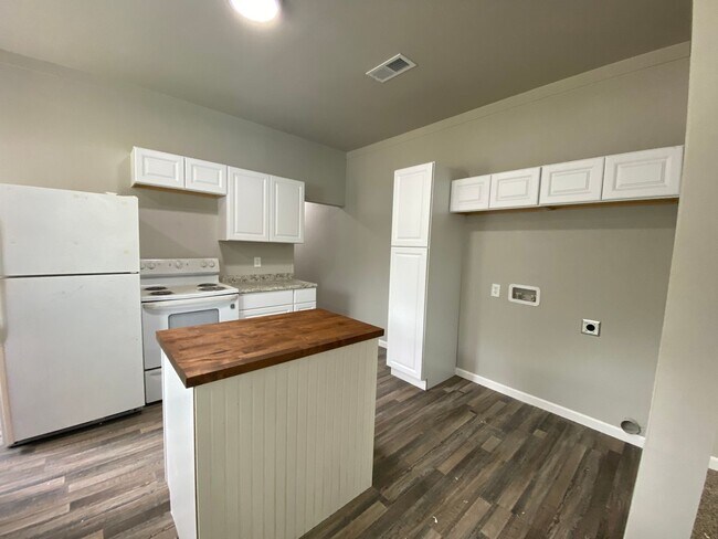 Building Photo - 1101 W Lone Star Ave