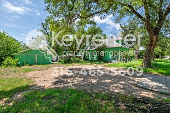 Building Photo - Charming 1925 Farm House on 1/3 acre!