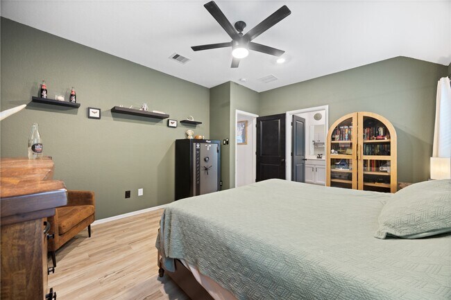 Building Photo - 10417 Pineland Dr