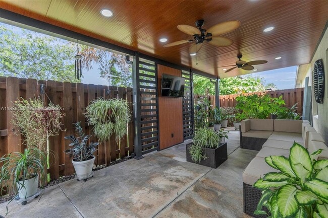 Building Photo - 424 NE 4th Ave