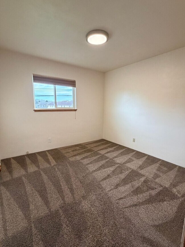 Building Photo - 1312 N Western Ave