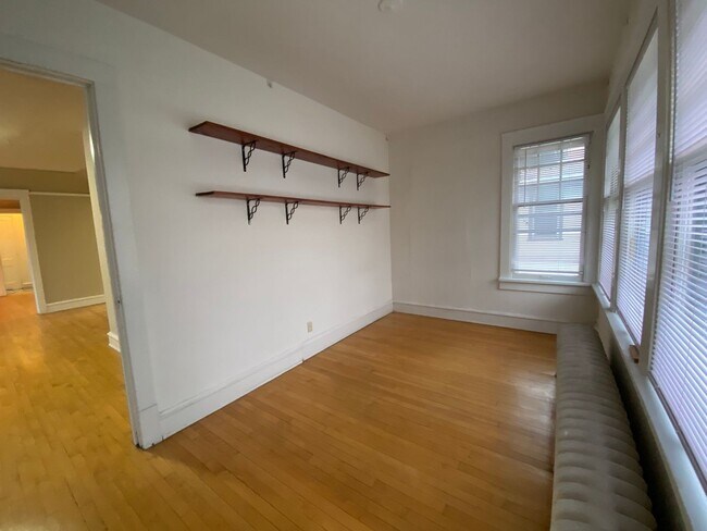 Building Photo - 2533 N Lake Dr