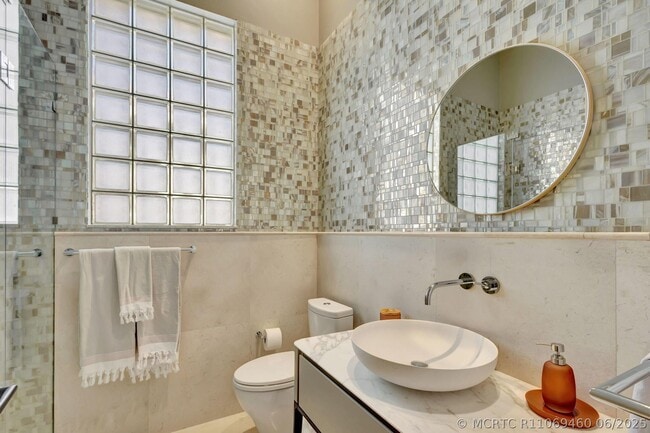 Building Photo - 162 Esperanza Way