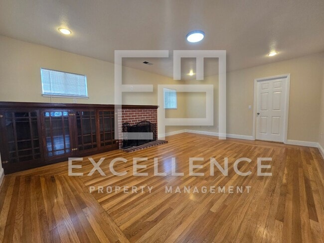 Building Photo - 4/2 House With Fireplace, Pets, Real Hardw...