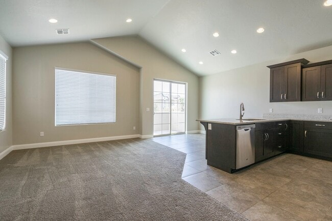 Building Photo - 3 Bedroom Townhome in Hidden Valley with C...