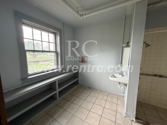 Building Photo - 210-148 Walnut-