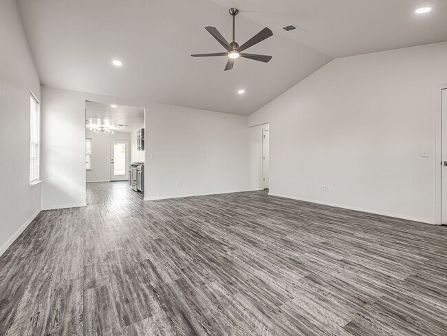 Building Photo - Beautiful remodeled home in Edmond + 4 bedrooms + 2 bathrooms + Valencia Neighborhood