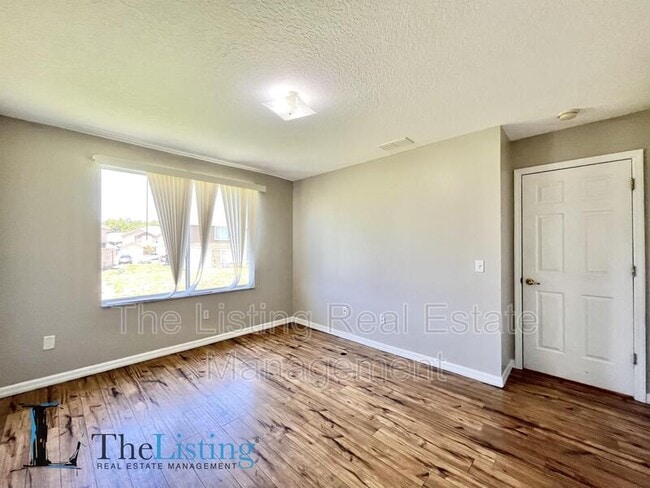 Building Photo - 327 Coconut Palm Way