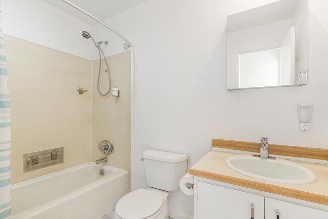 Building Photo - Cozy & sweet 1/1 condo in Lake Oswego with covered parking and storage included!
