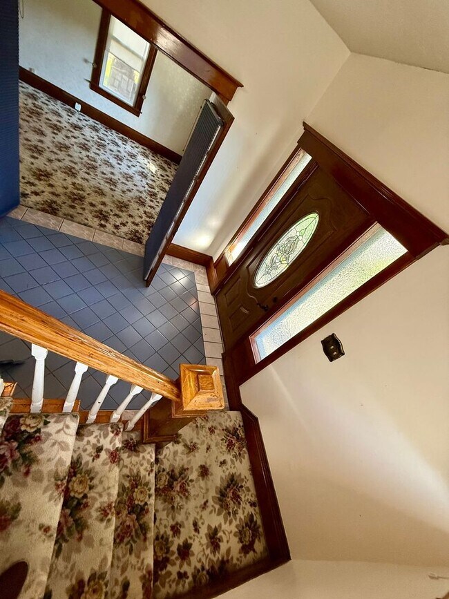 Building Photo - Victorian Charmer – 3 Bed, 1.75 Bath – Utilities Included!