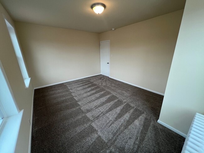 Building Photo - 955 E Main St