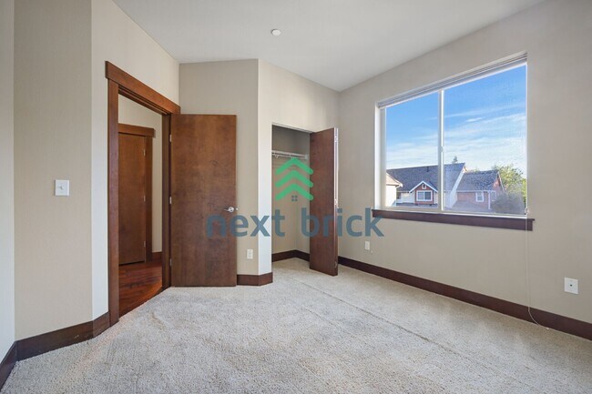 Building Photo - Charming 3-Bed, 2.5-Bath Haven with 1997 Sq Ft in Renton, WA!