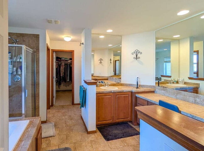 Building Photo - 5907 77th Dr NE