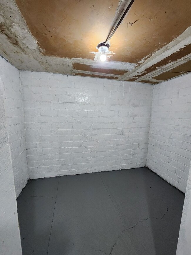 Building Photo - 3 Bedroom 1 Bath Home