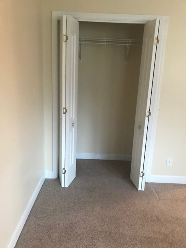 Building Photo - Great location? Check! Greater Price? Check!!