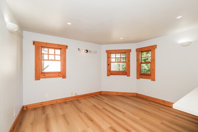 Building Photo - 14 Nicholl Ave