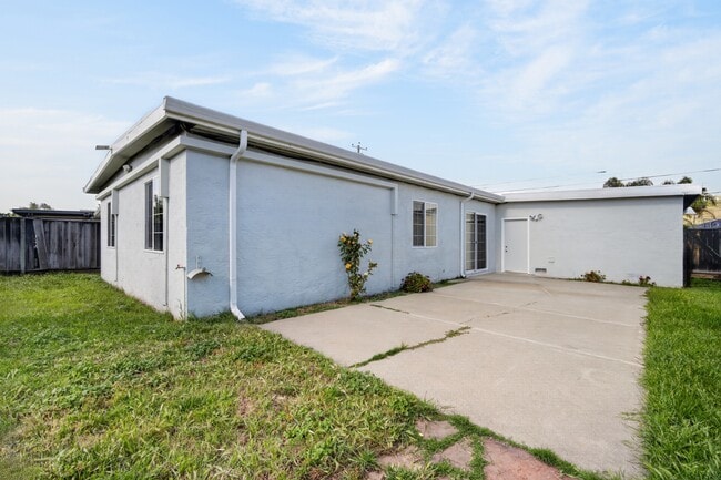 Building Photo - 42645 Newport Dr