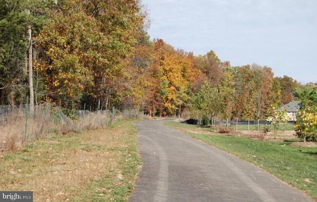 Building Photo - Your Dream Townhome Awaits!