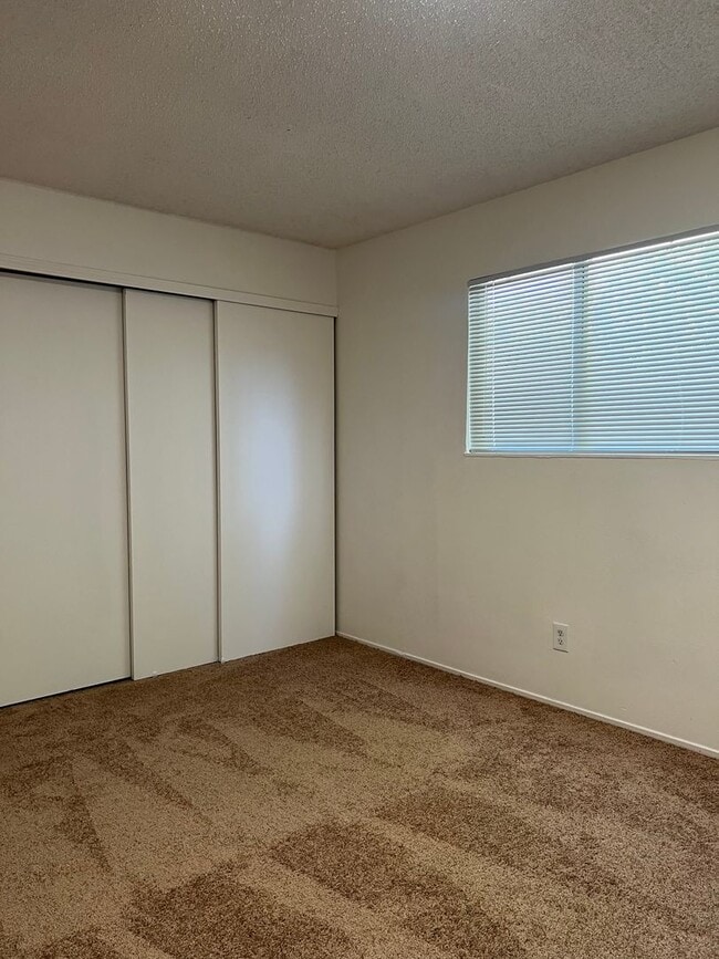 Building Photo - SPACIOUS 3 BEDROOM CONDO!!