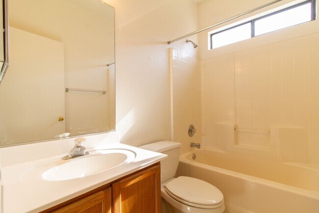 Building Photo - Gorgeous 3 bed, 2 bath home located near 87th Ave and Cactus