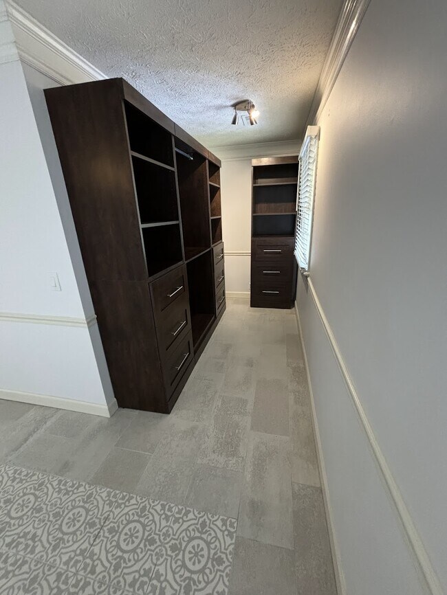 primary bedroom closet - 4627 Mountain View Dr