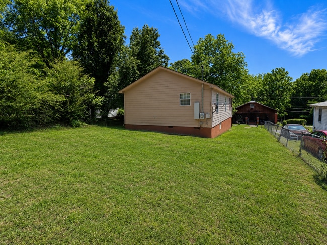 Building Photo - Move-in Special: Receive a $300 gas card with approved application and signed lease.-3 Bedroom 2 ...