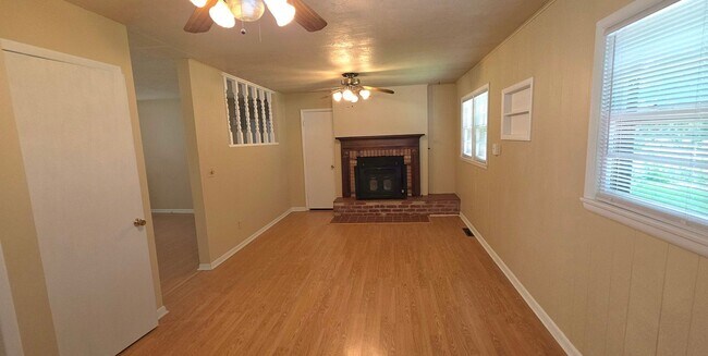 Building Photo - 3 BR 2 BA 2 Living Areas! Glendale Schools!  $1295