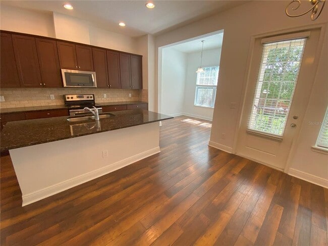 Building Photo - 1024 Parma Cir