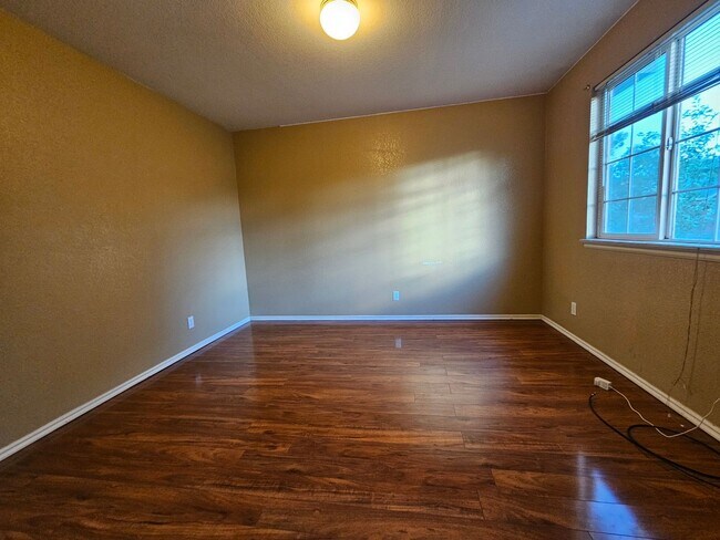 Building Photo - Fabulous 4 Bed Home Near Buckley Space For...