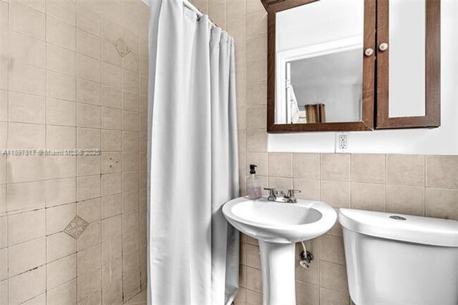 Building Photo - 836 W 40th St