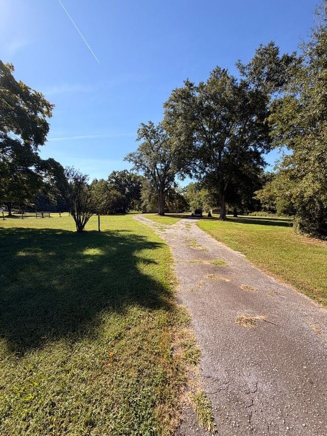 Building Photo - Home on 2.5 Acres in laurens!!