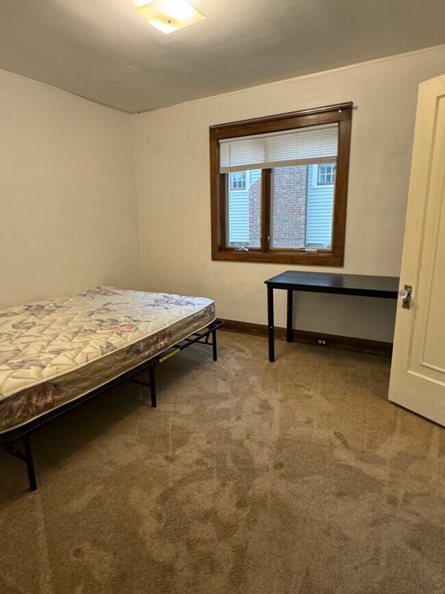 Building Photo - 849 E University Ave