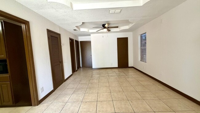 Building Photo - 1419 Reagan Dr