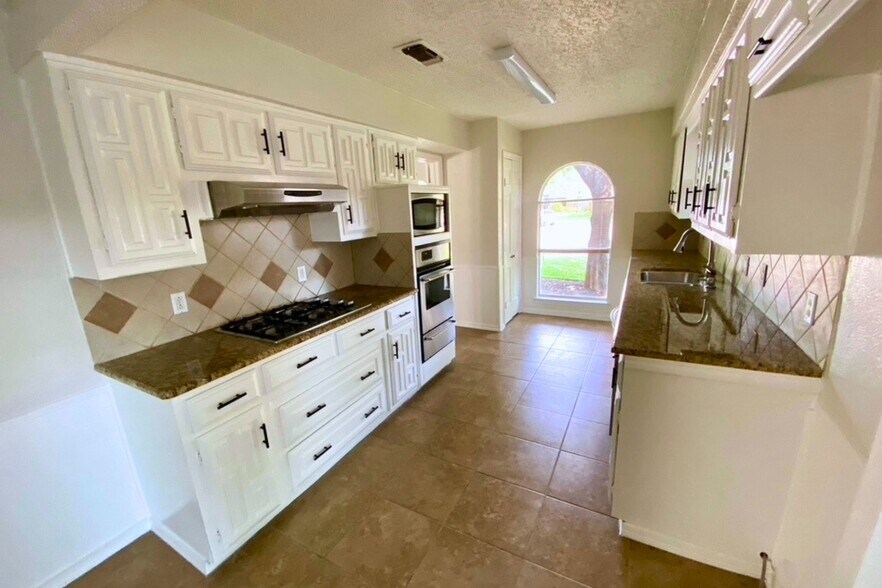 Building Photo - 2917 Las Palmas Ln
