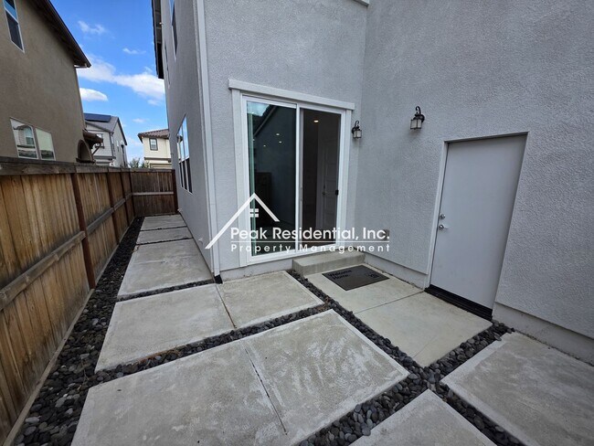 Building Photo - Only 2 years new. 3-bedrooms in Elk Grove