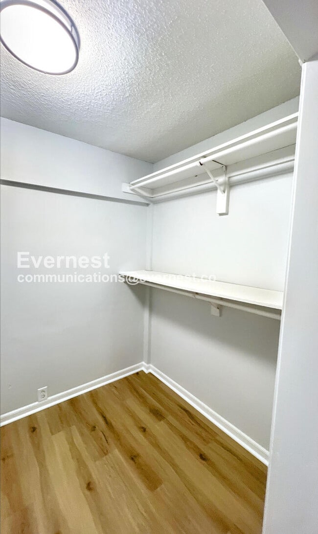 Building Photo - 907 S Cedar Ave