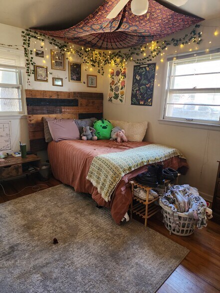 Building Photo - 609 W Lake St