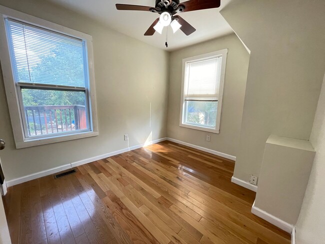 Building Photo - Large, updated 5 BR 2.5 BA in Carrboro, cl...