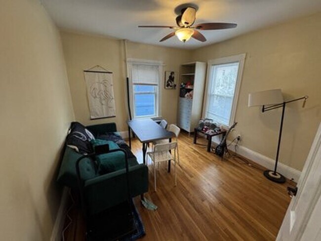 Building Photo - No Brokers Fee, No Last Month Rent, In Unit Washer and Dryer, Recently Renovated Unit.