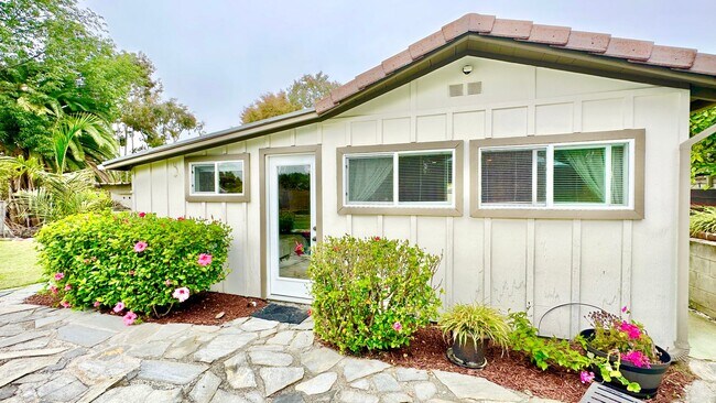 Building Photo - Spacious & Private Studio Layout Guest Hom...