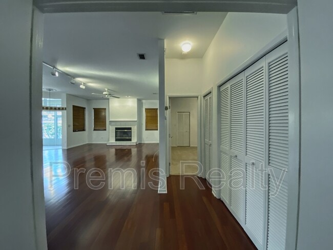 Building Photo - 642 Weathersfield Dr